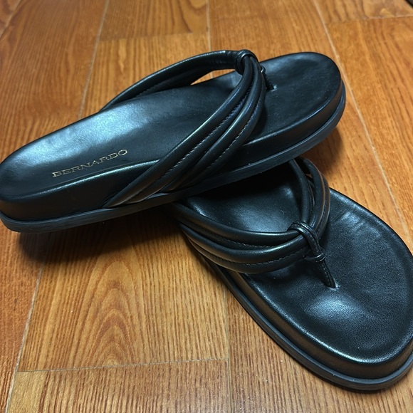 Bernardo Elegant Black Leather Slides - Picture 3 of 4